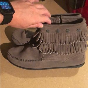 Minnetonka moccasin boots Grey 8 EUC